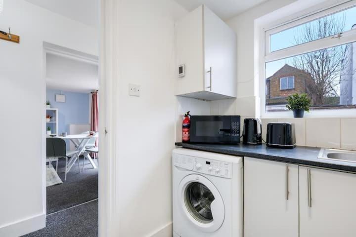 Feltham Chic 1Br House In Hounslow - 12 Mins From Heathrow Airport 아파트 외부 사진