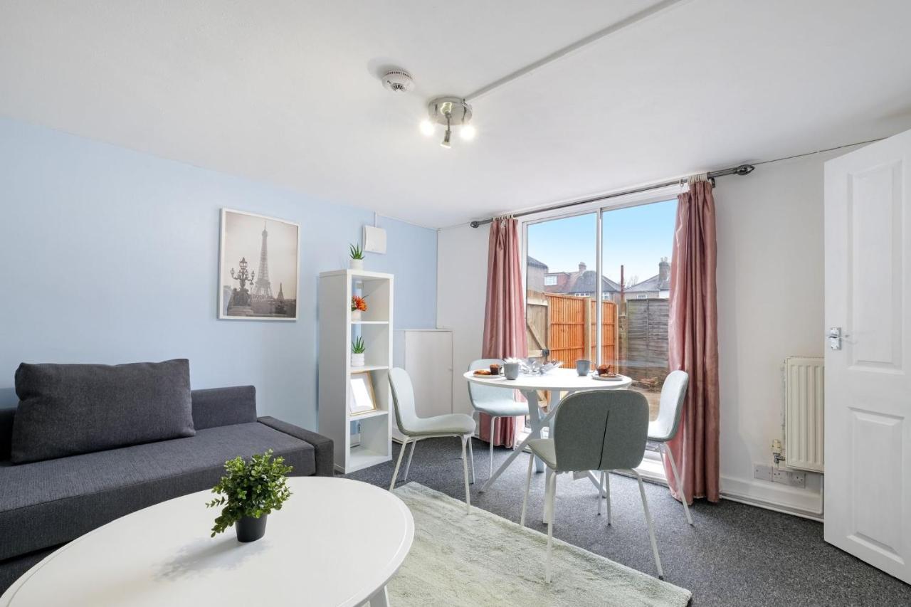 Feltham Chic 1Br House In Hounslow - 12 Mins From Heathrow Airport 아파트 외부 사진